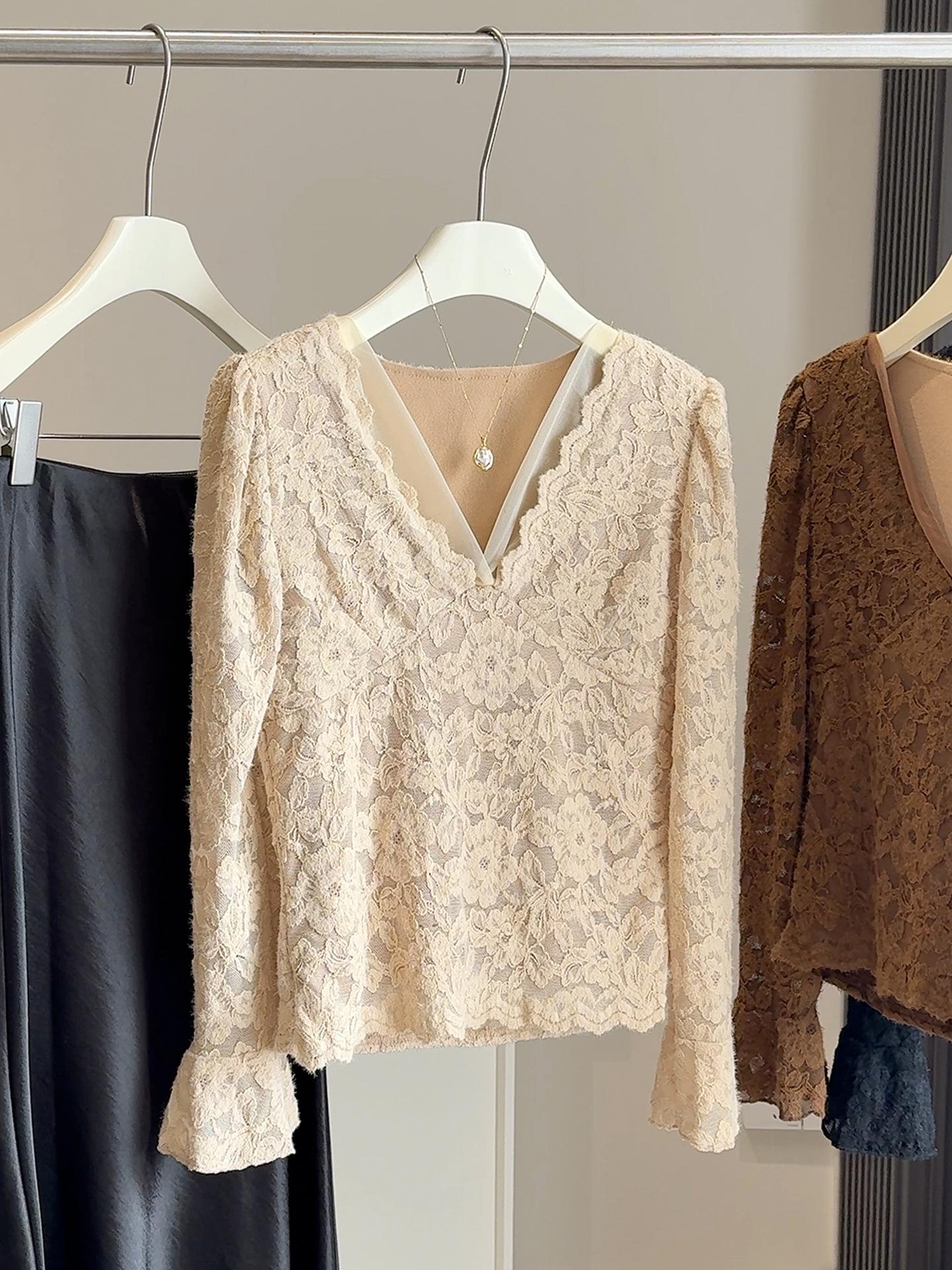 

Women s Plus Velvet V-Neck Lace Flare Sleeve Top: Autumn/Winter 2025 Style One Size