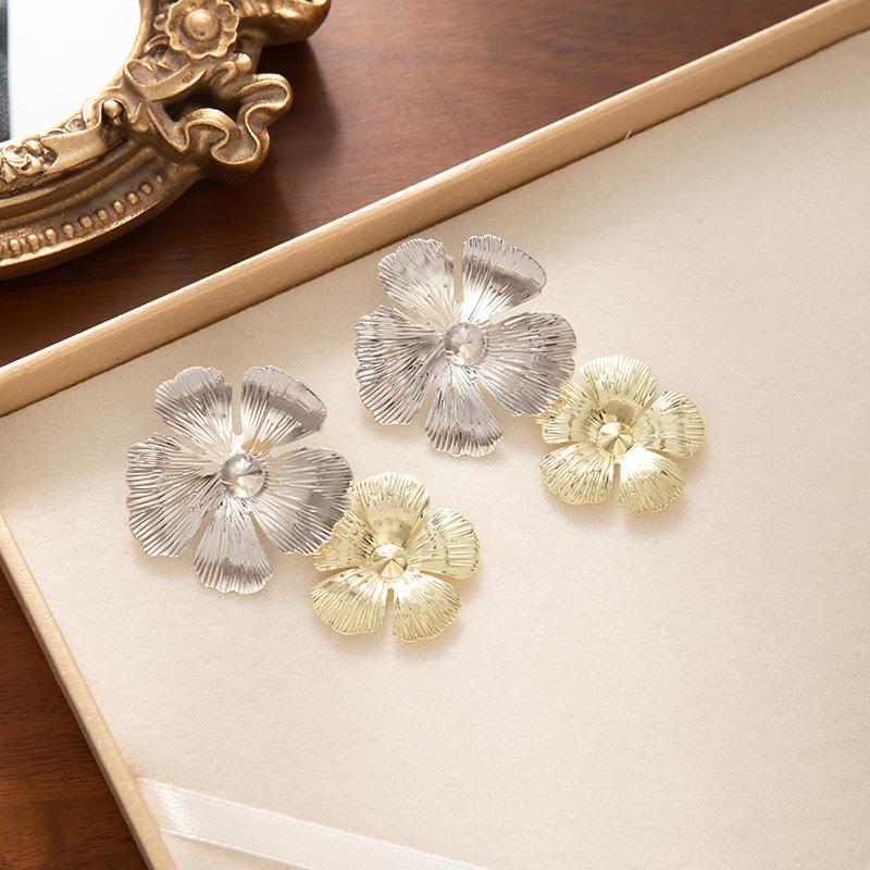 Retro Exquisite Temperament Stud Earrings Big Flower Pattern Metal Wind Fringed Earrings Niche Unique Earrings