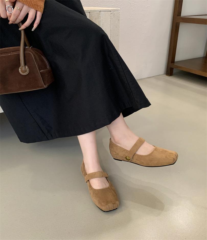 

Pig nose single shoes autumn 2025 new Korean version retro niche do old square head shallow mouth flat bottom Mary Jane shoes 39 хакі