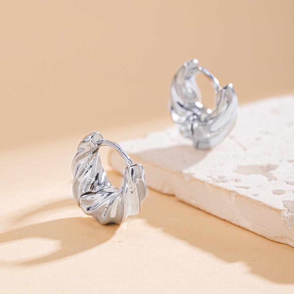 1 Pair Smooth Twisted Thread Croissant Huggie Earrings Unique Personalized Ear Accessories Suitable for Daily Casual