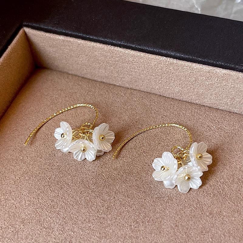French Retro Pearl Plaid Earrings: Luxury Korean Studs for Women
