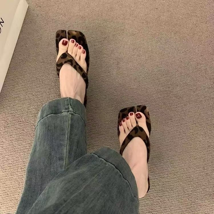 

Нишевый дизайн, леопардовый принт на носке, уличная обувь, женская обувь 2025 лето, новые французские крутые шлепанцы на толстом каблуке, шлепанцы 37