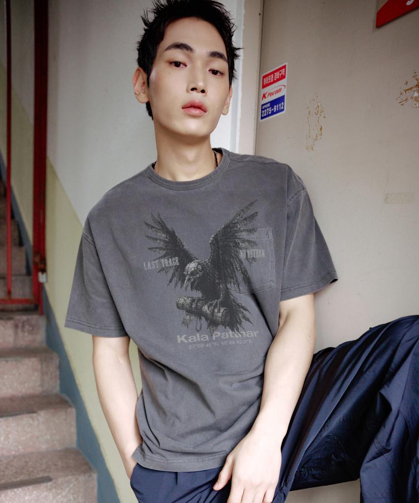 Kallapataleu Pigment Ghost Crow Graphic Short Sleeve T-Shirt Charcoal