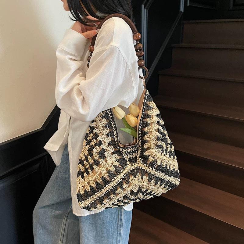 Summer Straw Woven Beach Tote - Fashionable Single Shoulder Handwoven Bag.