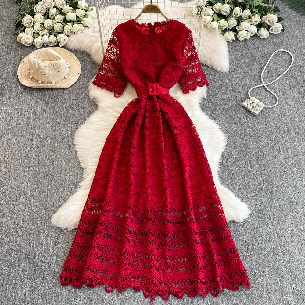 

Платье средней длины с легким роскошным модным и стройнящим вырезом. Водорастворимый кружевной дизайн. One Size красный