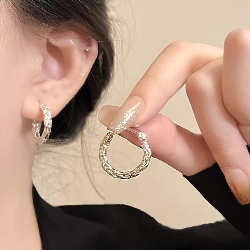 Women's Luxury Textured Metal Hoop Earrings - Versatile Niche Design