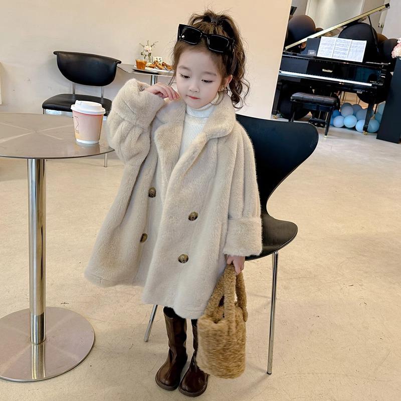 Mädchenmantel aus Kunst-Lammfellleder - Mittellange Wintermodejacke mit Pelzdetails aus Nerzimitat.