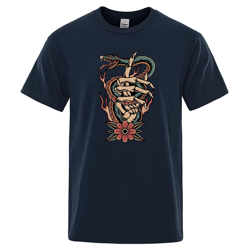 Poisonous Snake Winding Around The Fingertips Tops Men Fashion Soft T Shirt Street Cotton T-Shirts Luxury Oversized Tees