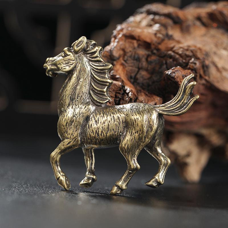 

Зодиакальная латунная фигурка Лошади: Прочное украшение ручной работы для успеха - Идеально для декора дома или офиса.