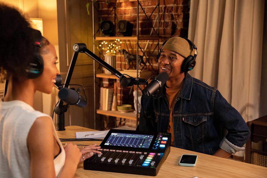 MACKIE DLZ a digital mixer for distribution that allows anyone to make optimal settings Creator,