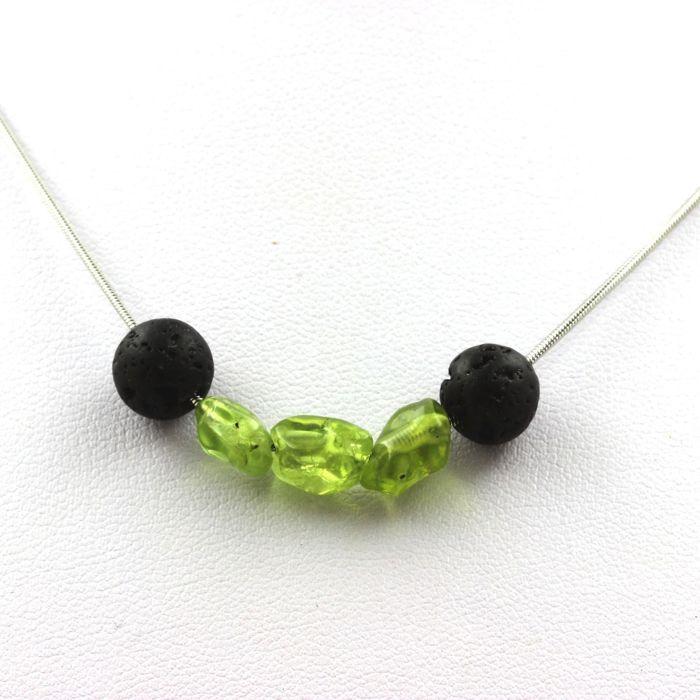 Pierres et Minéraux. Collier perles Lave 8 mm + Péridot de Myanmar (Birmanie) Chaine en acier inoxydable.