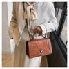 Geantă de umăr retro crossbody pentru femei metal turn lock decorare cântare de pește PU material lanț moda doamnelor