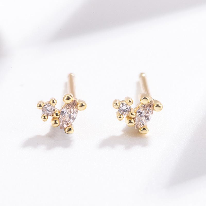 Eleganti Mini Orecchini a Bottone con Zirconi per Donna – Design Unico in Oro con Fascino di Alta Gamma