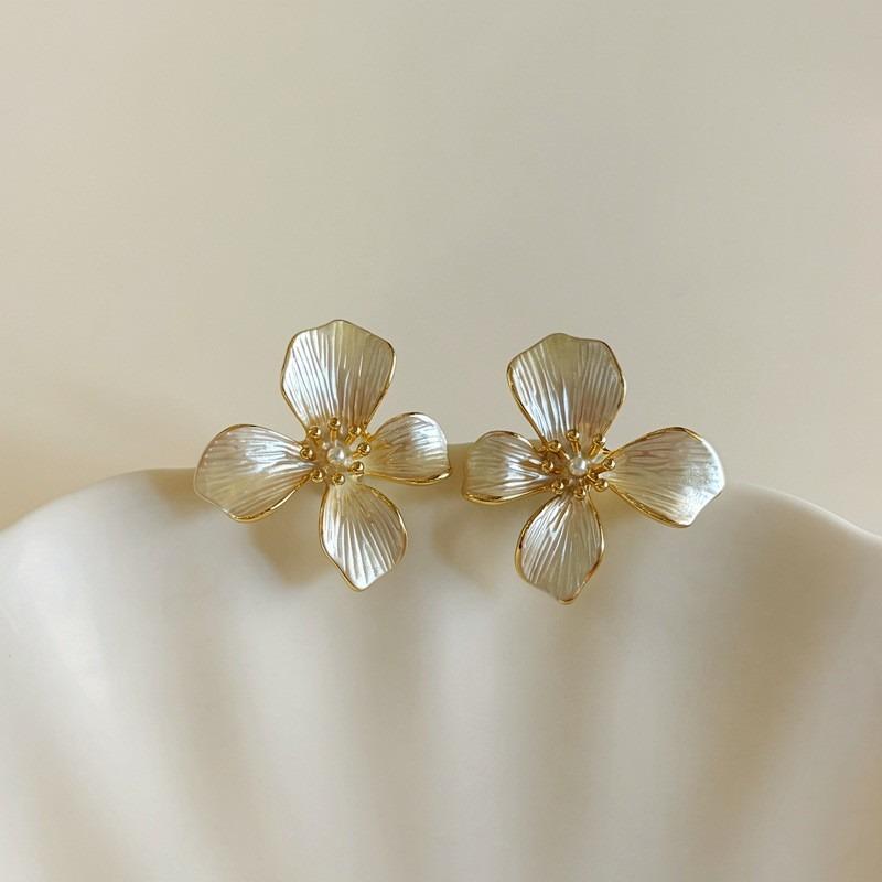 Korean ins wind silver needle zircon flower stud earrings sweet and elegant daily commute earrings light luxury high-end earrings