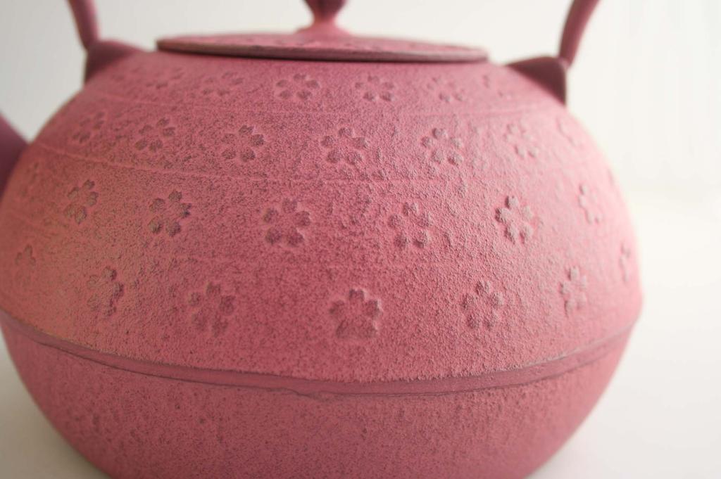 Ikenaga Ironworks Nanbu Iron Kettle, Gardenia and Cherry Blossom Pattern, Pink