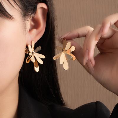 Unique Retro Metal Earrings, Vintage Style Irregular Flower Studs, Elegant and Luxurious Personality Accessories