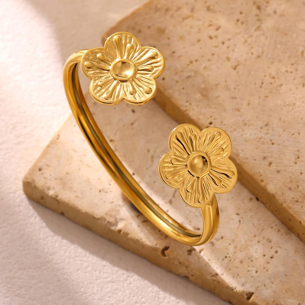 2026 Elegantes Armreif-Armband für Damen Doppelblumen Mode-Armreifen Goldfarbe Edelstahl Schmuck Sommer Wasserdicht Ihr Geschenk