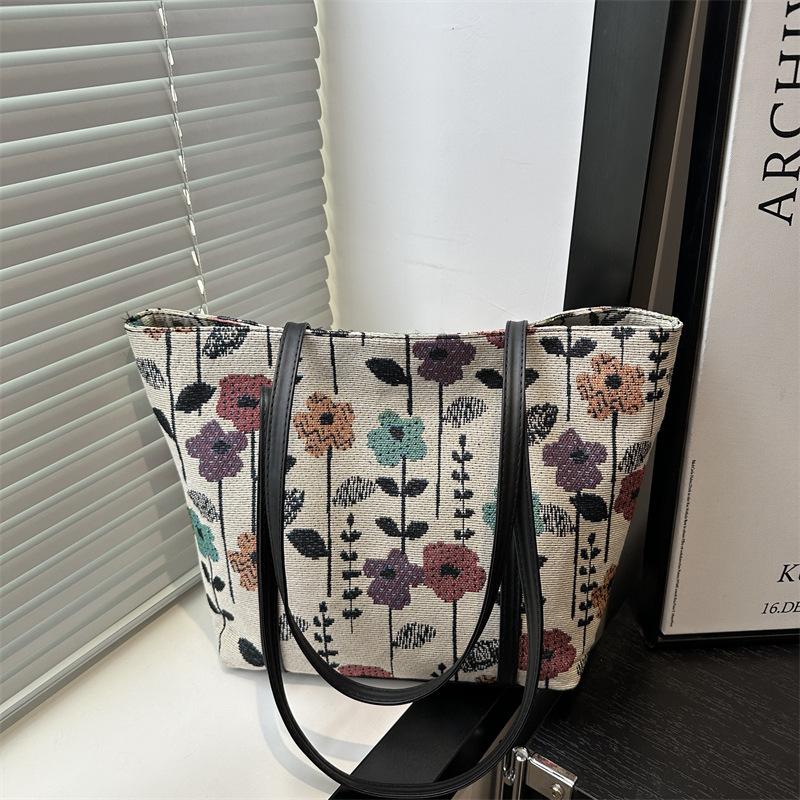 

Красивая повседневная нишевая дизайнерская сумка через плечо под мышку с цветочной текстурой, с высоким чувством стиля и темпераментом, большой вместимости чёрный
