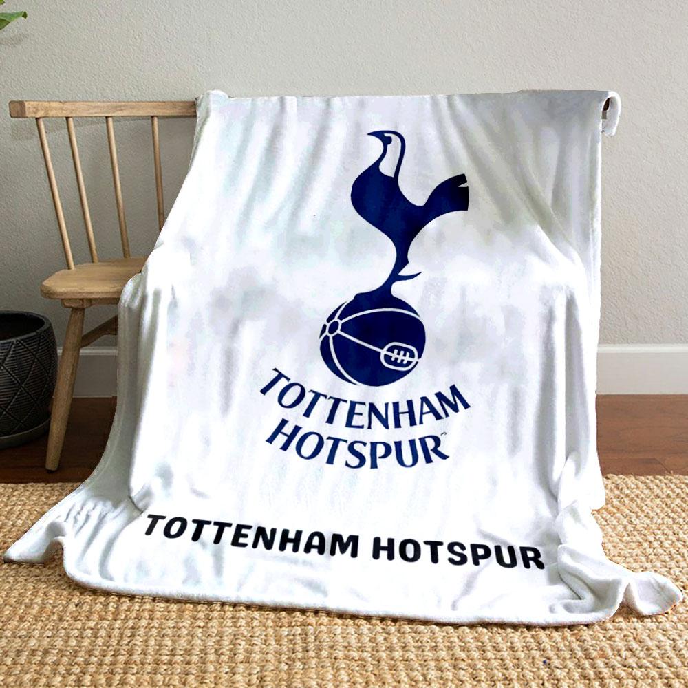 Ein Hahn steht auf einem Fußball über den Worten „Tottenham Hotspur“. Decke für alle Jahreszeiten Mittagspause Überwurf Geschenk