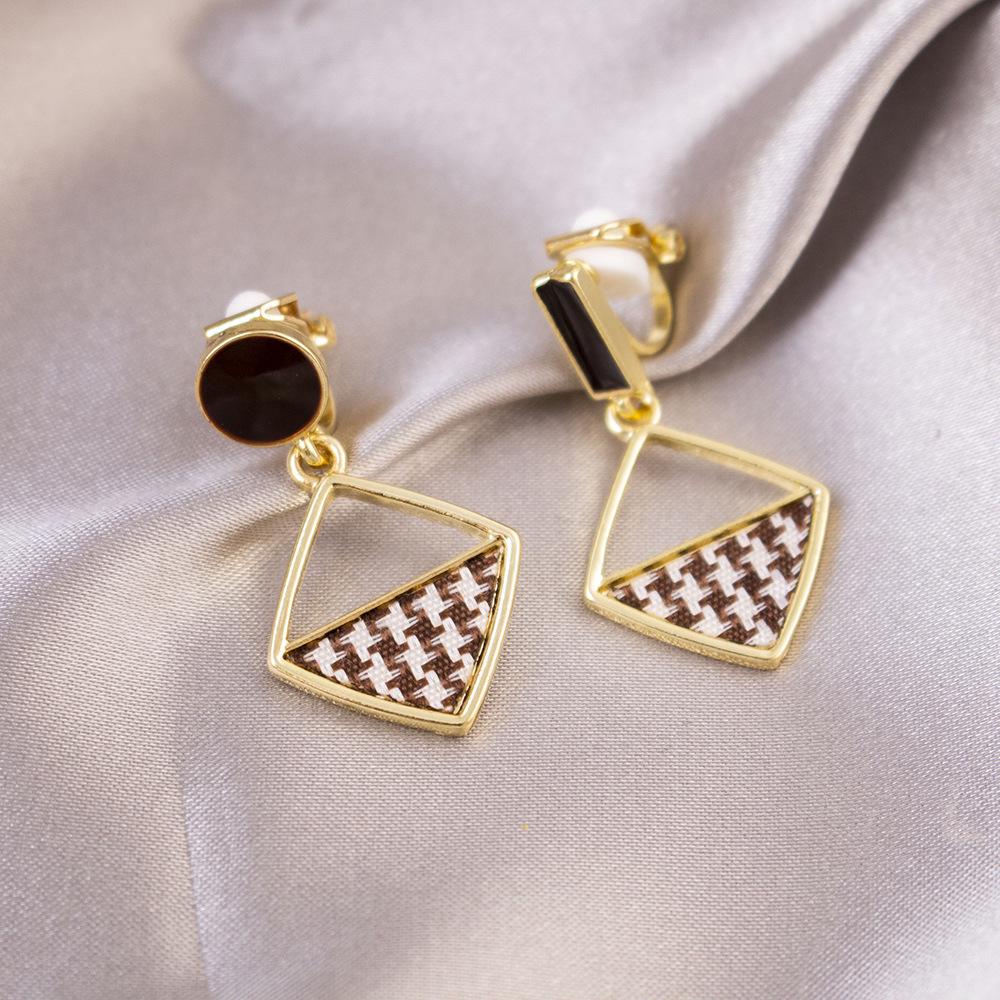 Elegant Clip-On Triangle Earrings for Non-Pierced Ears - Versatile, Light Luxury for Everyday Wear.