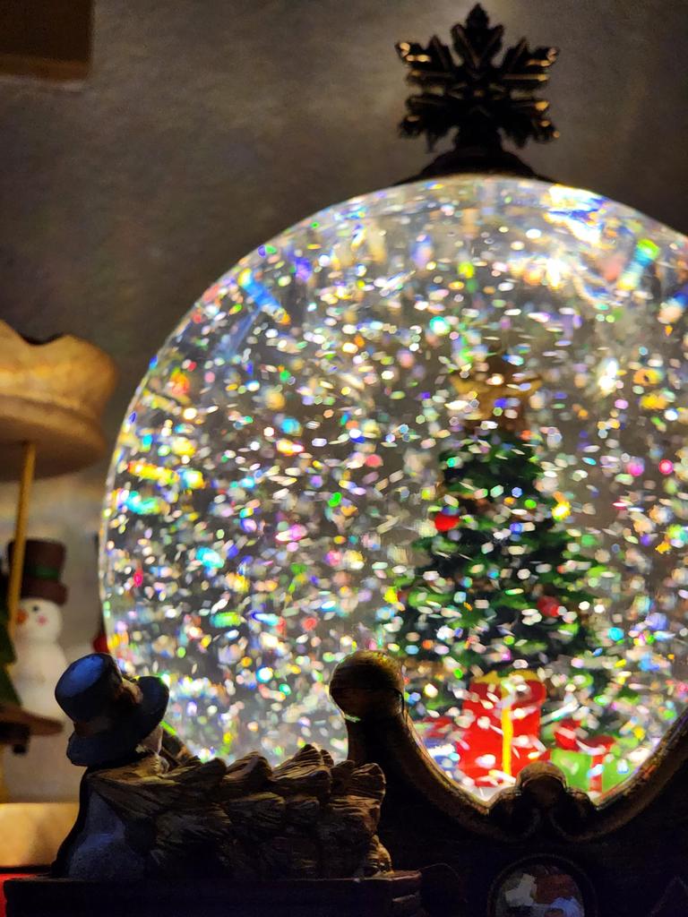 Minami Boeki Weihnachtsbaum-Schneekugel im Antik-Stil mit Spieluhr, USB- oder AA-Batteriebetrieben (Krone)