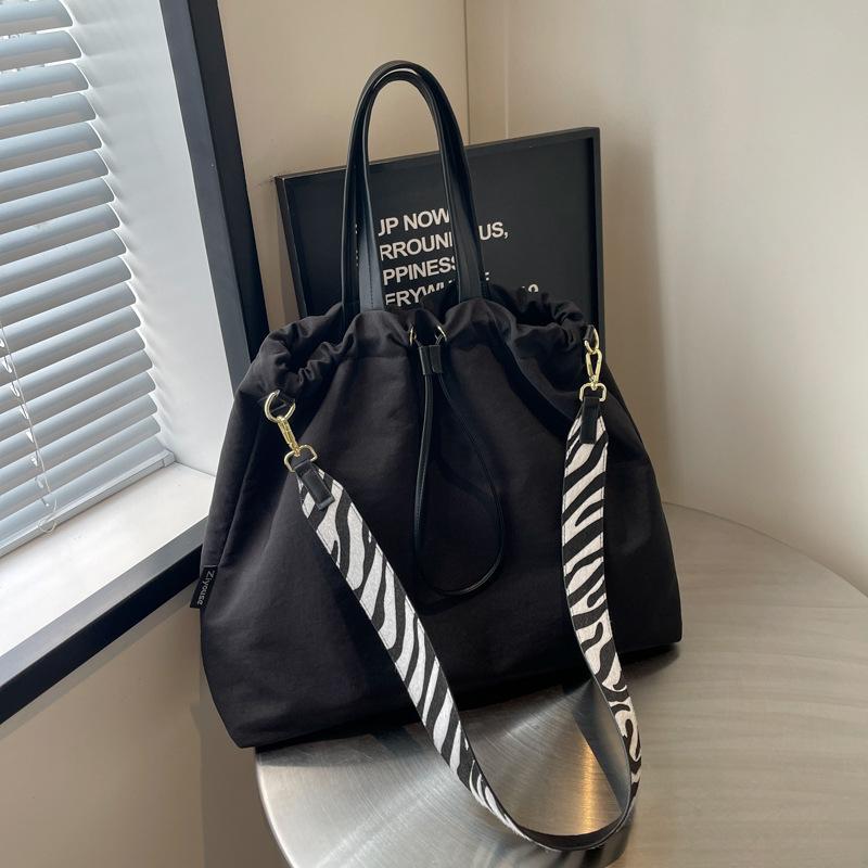 Сумка-мессенджер для通勤 на работу женская 2025 повседневная модная маленькая свежая повседневная наплечная сумка мужская и женская 通勤 маленькая сумка-портфель