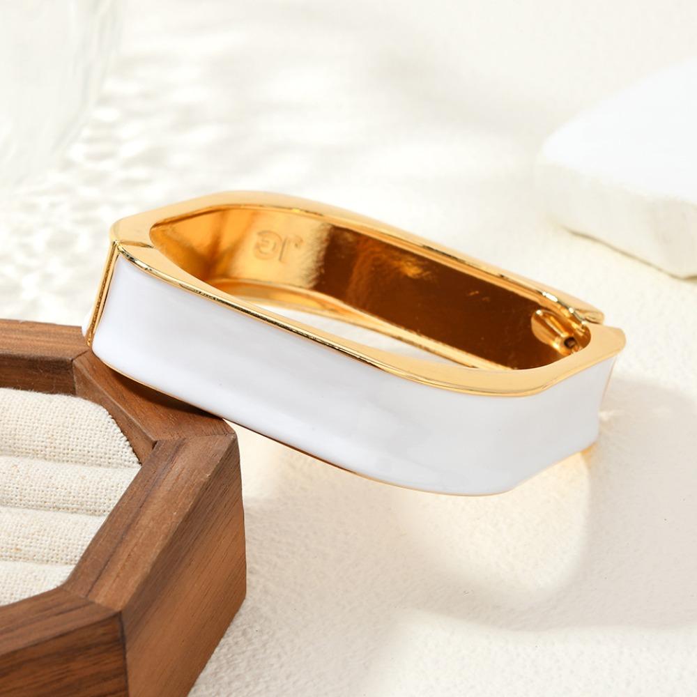 

Fashion Vintage Geometric Bracelet Dripping Oil Women s Hand Bracelet Square Wide Bangle Lady білий