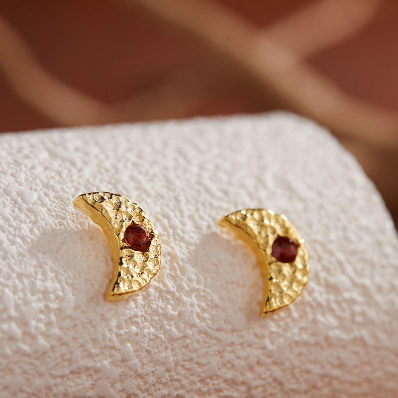 

Niche Design S925 Sterling Silver Inlaid With Natural Garnet Pearl Stud Earrings Female Moon Texture Personality