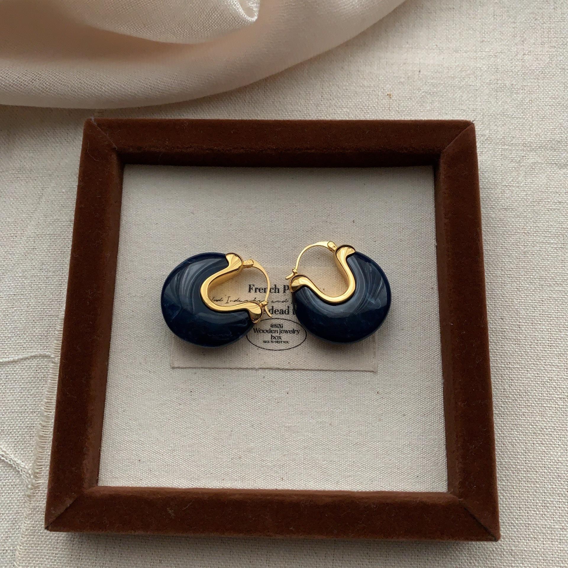 Классические серьги-кольца из смолы с застежкой-пряжкой, нишевый дизайн, премиальный ретро-стиль, легкие, роскошные, янтарные, осенне-зимние серьги.