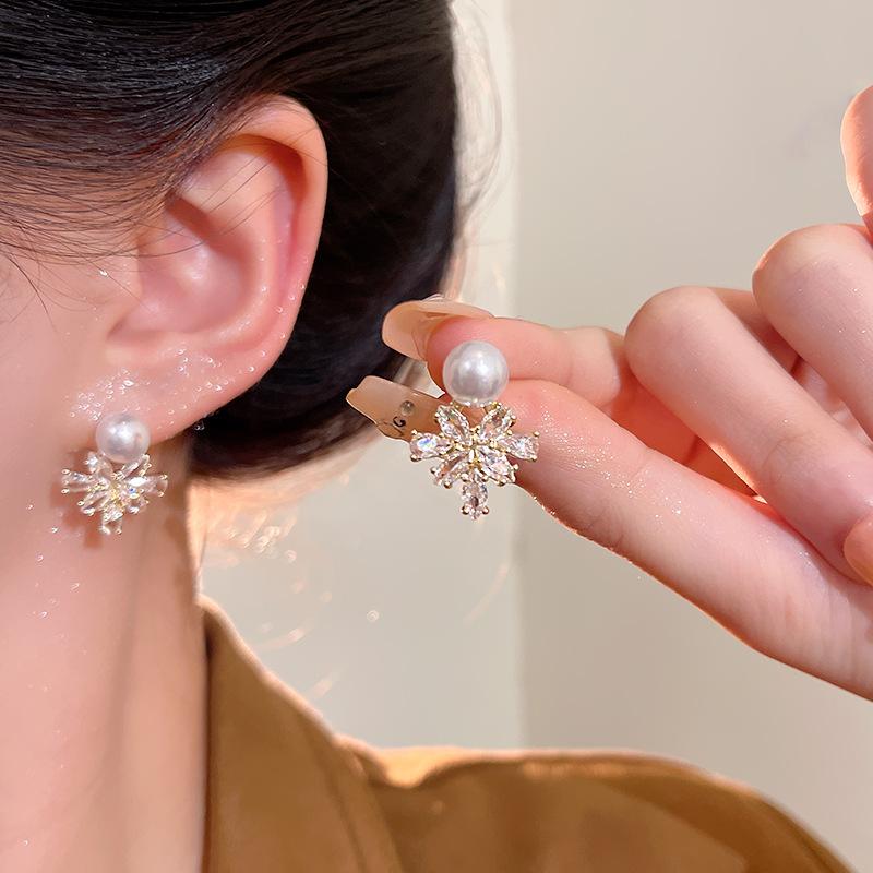 Light luxury super flash zircon maple leaf stud earrings women s exquisite temperament earrings fashion earrings