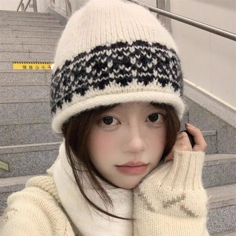South Korea Dongdaemun hat female blogger with the same color matching age-reducing warm knitted wool hat stack hat tide