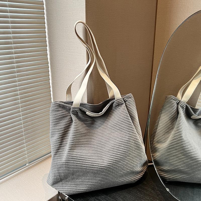 

Популярная осенне-зимняя вельветовая сумка-тоут большой вместимости женская 2025 новая универсальная повседневная для поездок на работу высококлассная наплечная сумка серый