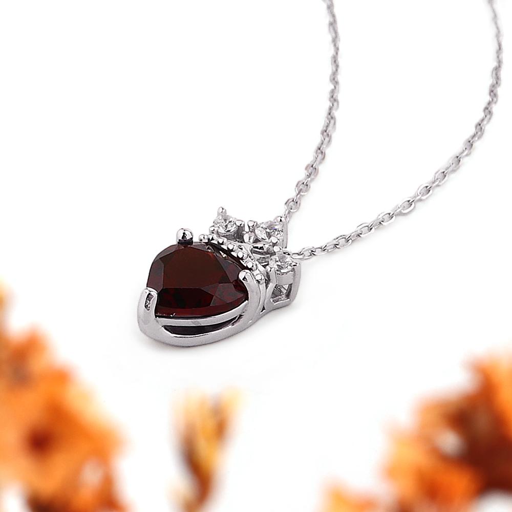 Elegante Damenkette aus 925er Sterlingsilber mit Herzanhänger aus Granat (8,00 mm) im Kronen-Design. Ein edles Schmuckstück, ideal als Verlobungsgeschenk.