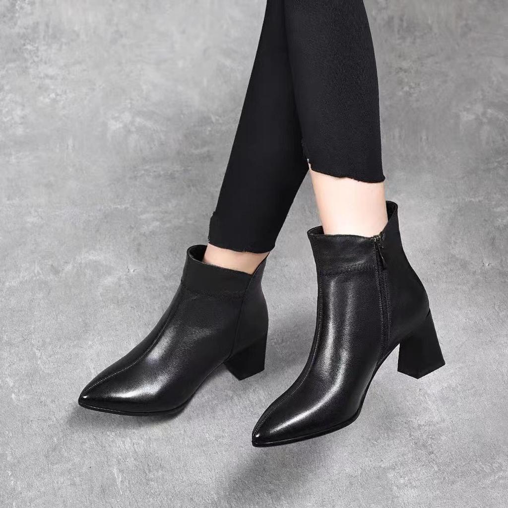 Flat-bottomed small short boots women's pointed new autumn and winter velvet leather boots comfortable and casual thick heel large size women's boots