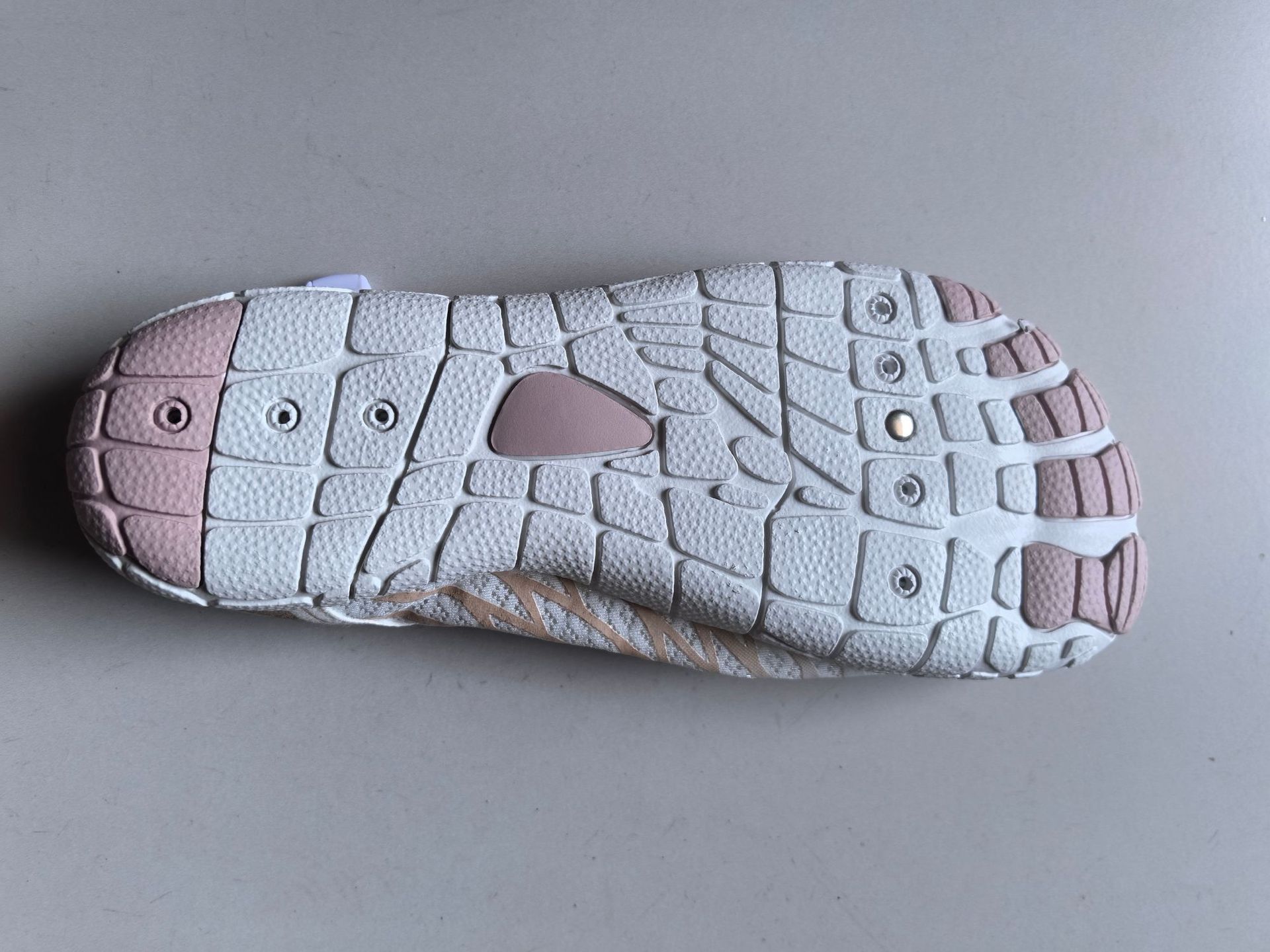 

Подошва оснащена антистатической обувью с возможностью отслеживания, которая не ржавеет, медными заклепками, обувью для плавания и ходьбы по воде, быстросохнущей обувью, пляжной обувью. 35