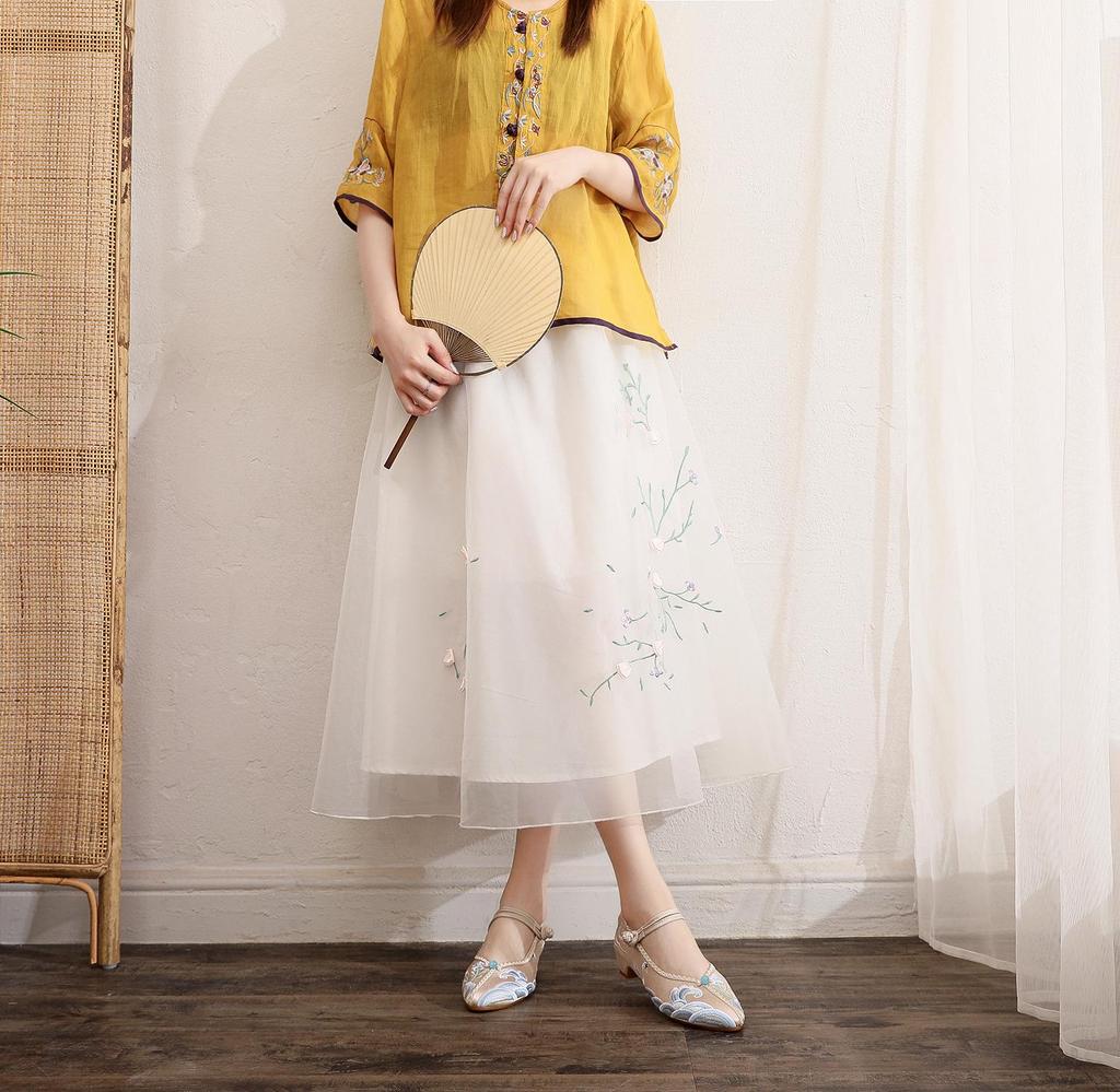 Yunxiao 2023 Spring Low Heel Pointed Toe Embroidered Cloth Shoes for Women