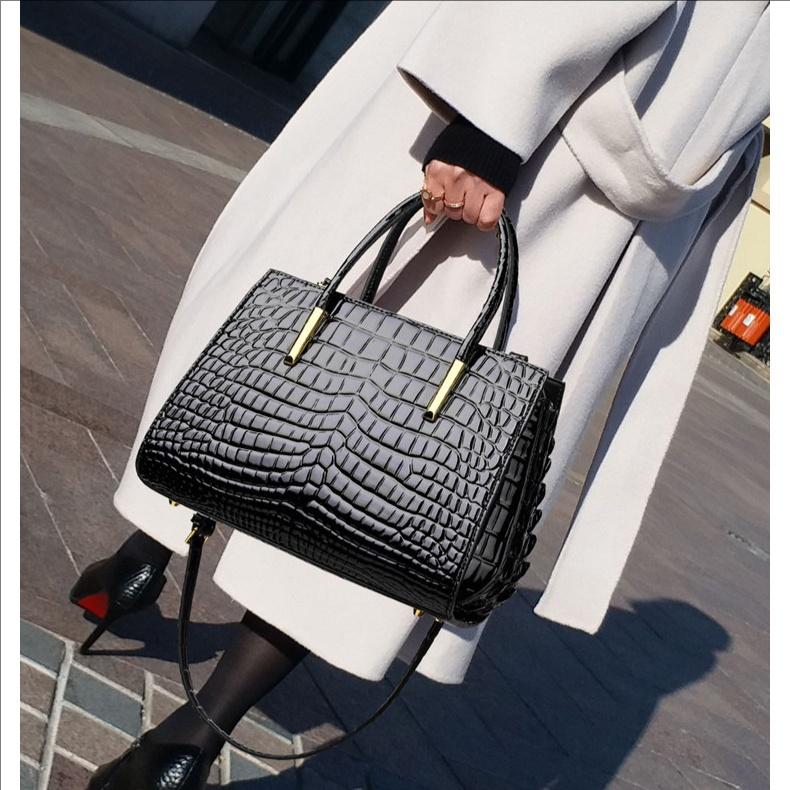 Stylish Black Croco-Embossed Cowhide Tote Bag – Elegant & Functional for Travel