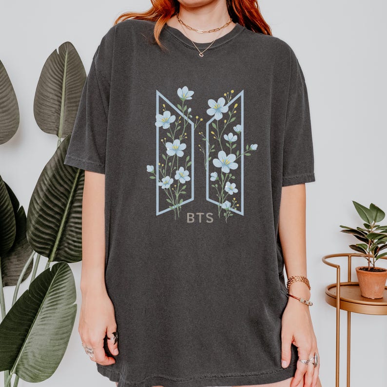 BTS Blommig Skjorta Blå, Kpop Army Estetisk T-shirt, BTS Logotyp Blomma Skjorta, Minimal Kpop Skjorta, Mjuk Vintage BTS Skjorta Herr Dam