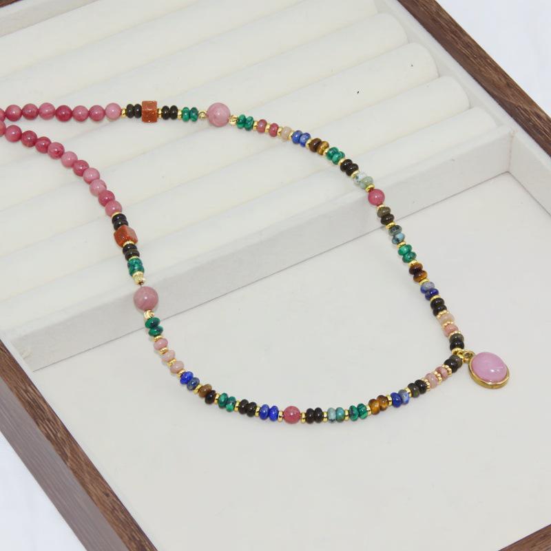 Modisches französisches Rhodonit-Kristall-Halsketten-Layering mit Titanstahlkette