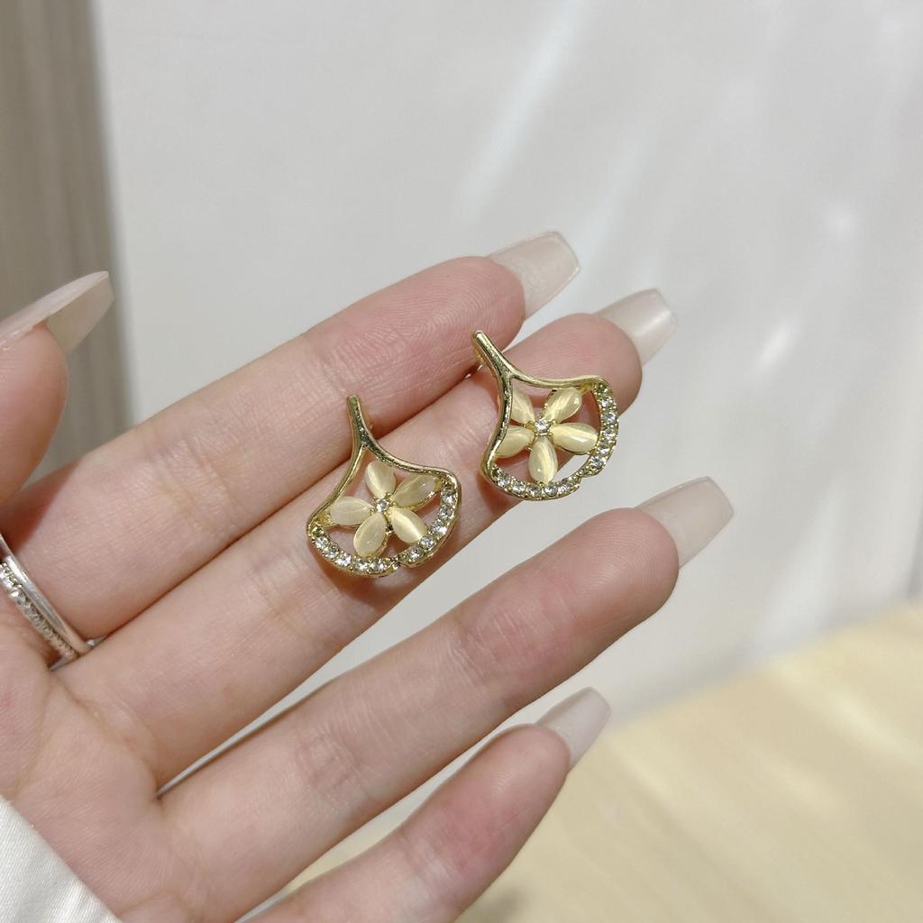 Cercei cu Flori din Piatră Ochi de Pisică Acul de Argint - Accesoriu de Modă Elegant, Versatil pentru Femei