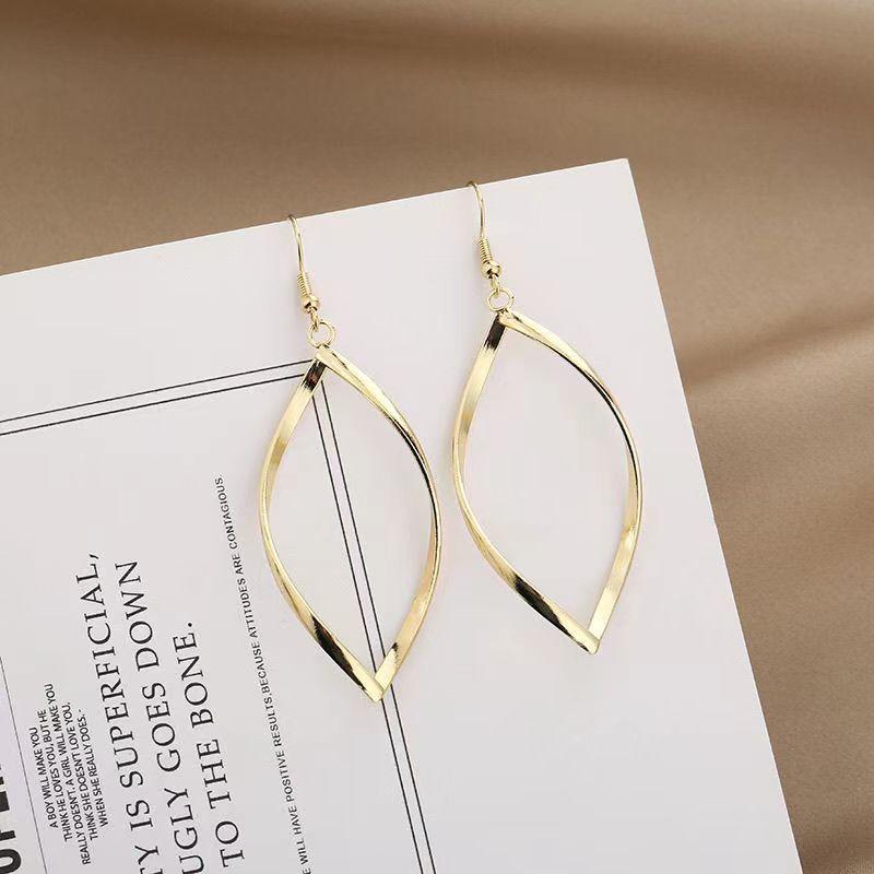 Simple Twist Metal Hollow Out Irregular Oval Dangle Earrings for Women Golden Silver Retro Statement Hook Earrings Jewelry