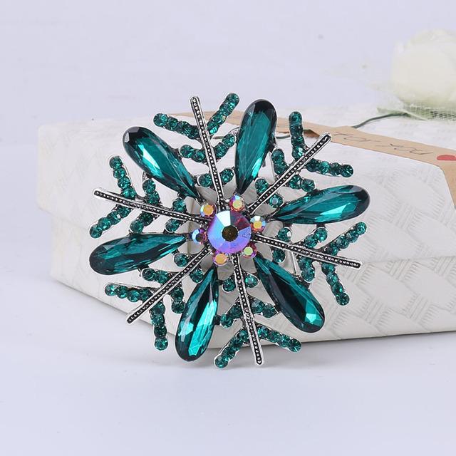 Novo broche criativo de floco de neve com strass de Natal para mulheres, simples e elegante, casaco de inverno, broche, colarinho, acessórios
