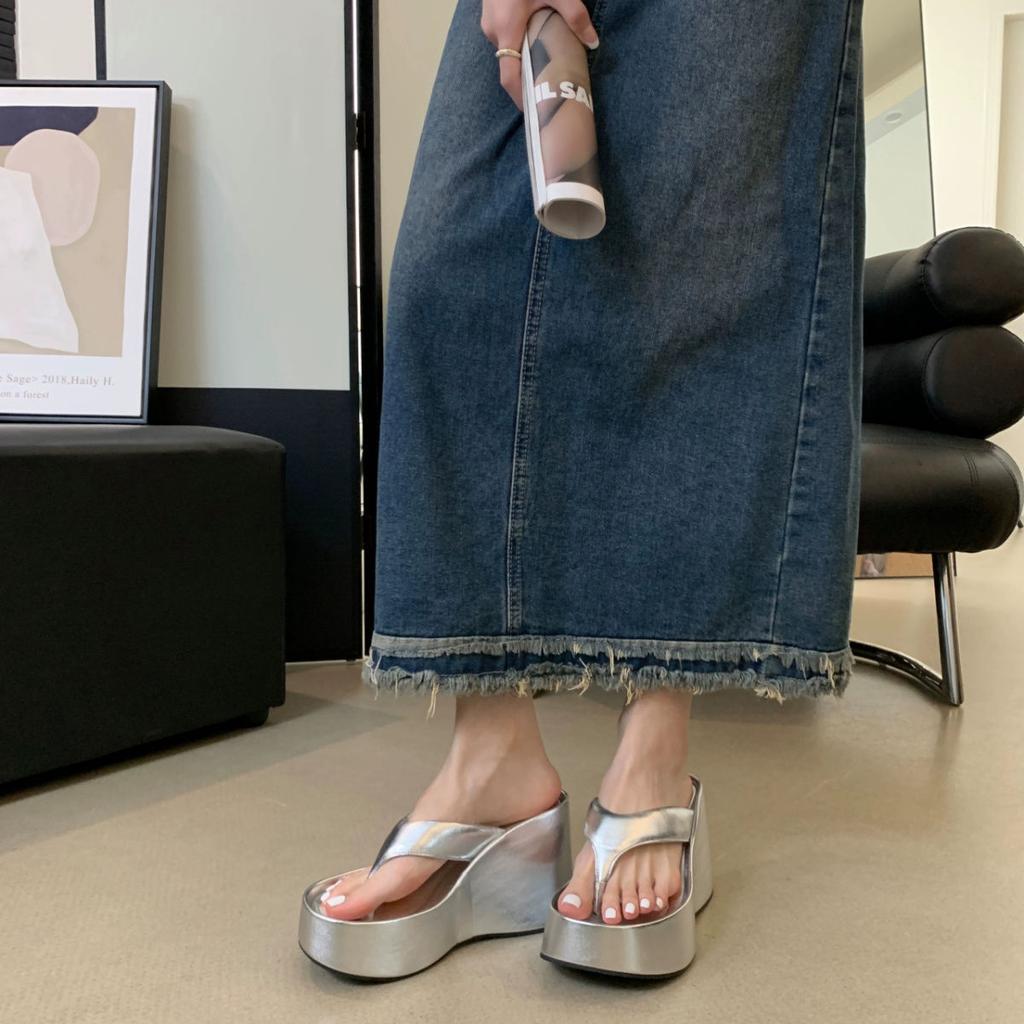 Summer small muffin thick bottom heightening Korean flip-flops women's slope heel pinch feet fashionable cool slippers