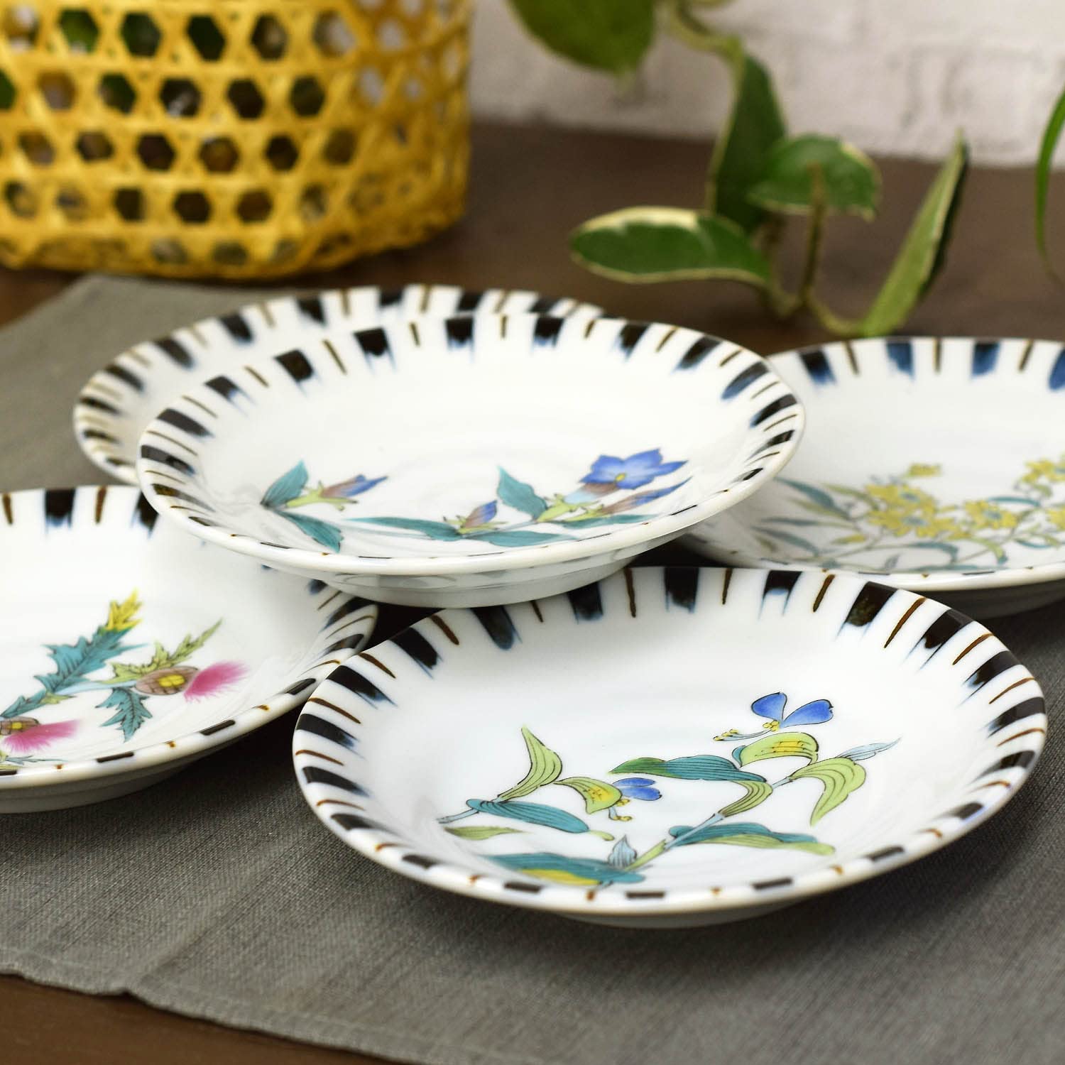 

Вадза но Кура: Стильный набор маленьких тарелок Кутани, 5 штук, с цветочными и растительными узорами, керамика, маленькие тарелки, закусочные тарелки, японская посуда