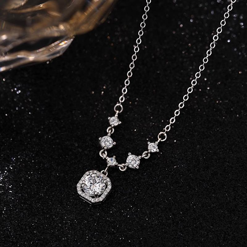 Light luxury shiny square zircon pendant necklace female niche design daily necklace stainless steel clavicle chain