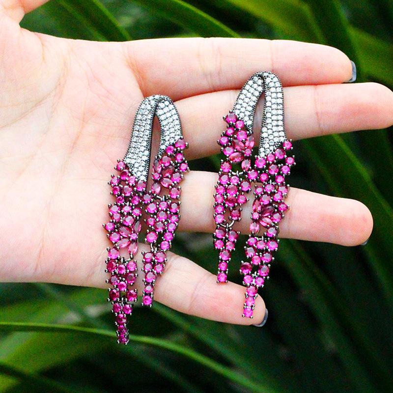 Robe de Dîner Élégante Tempérament Style Aiguille Avec Longues Boucles d'Oreilles Diamant Boucles d'Oreilles Zircon Atmosphériques Exagérées