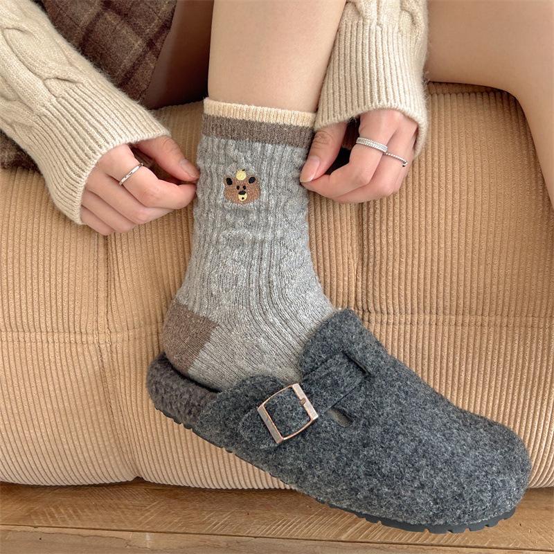 Coffee-brown Wool Mid-calf Socks for Women's Autumn and Winter, Featuring Cartoon Bear Embroidery and Retro Warm Long Calf Socks