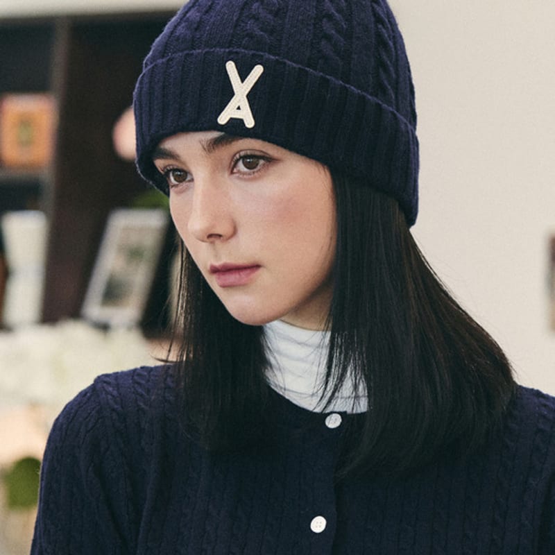 

Шапка бини VARZAR VA с аппликацией и кабельным узором, темно-синяя FREE