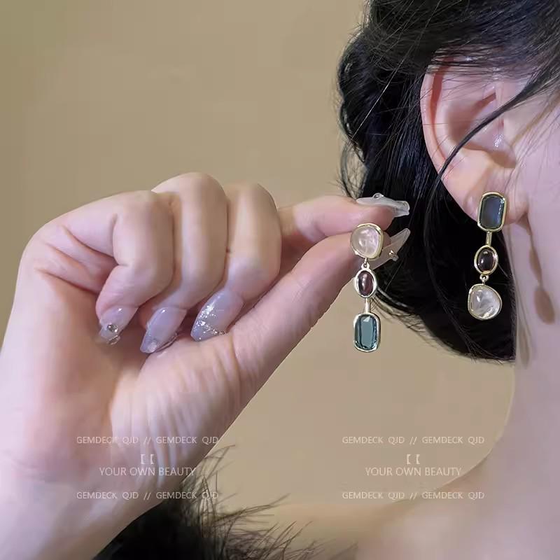 Vintage Asymmetrical Colored Stone Earrings with Silver Needle, High-End Niche Design, Contrasting Colors, Autumn-Winter Ear Clips.
