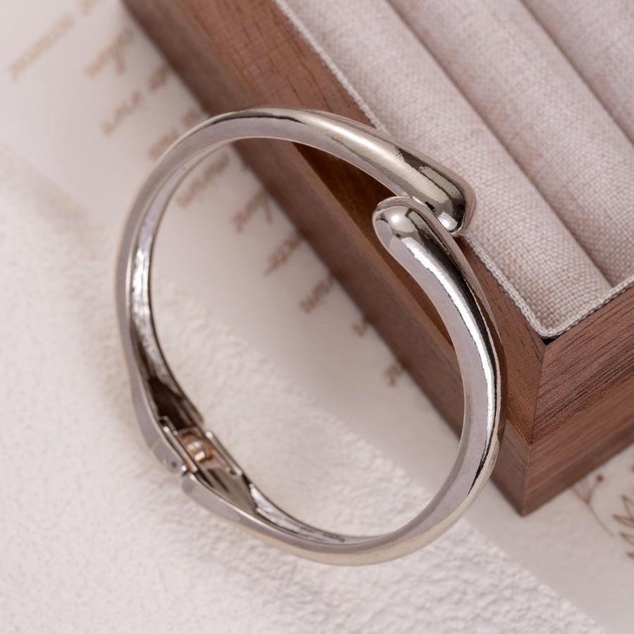 

Fashion Trend Smooth Spring Opening Bracelet Metal Gold Plating Simple Temperament Personality срібний